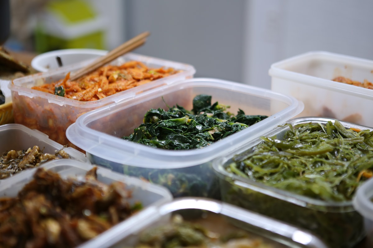 Plat de protéines et légumes rôtis préparés